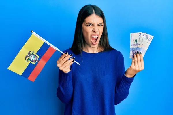 Mladá Hispánka Držící Kolumbijskou Vlajku Kolumbijské Pesos Bankovky Vztekle Šíleně — Stock fotografie