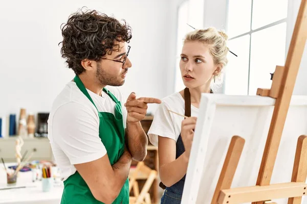 Malování Učitel Muž Vyučování Studentské Ženy Ateliéru Umění — Stock fotografie