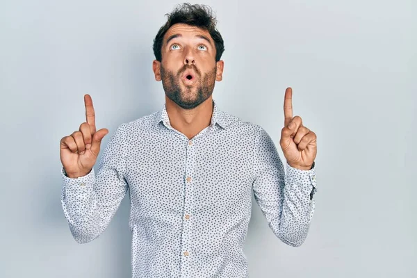 Hombre Guapo Con Barba Llevando Camisa Elegante Casual Asombrado Sorprendido —  Fotos de Stock