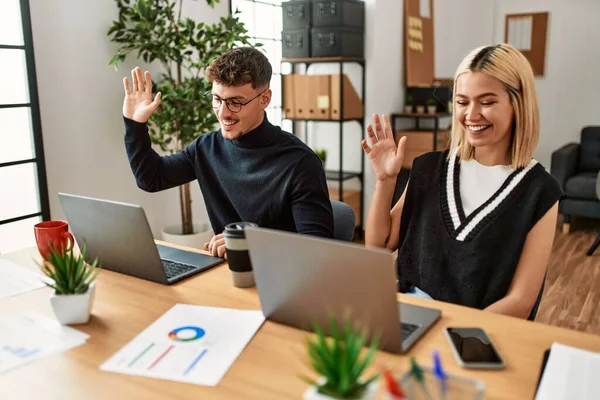 Dos Trabajadores Negocios Sonriendo Felices Tener Videollamada Oficina —  Fotos de Stock