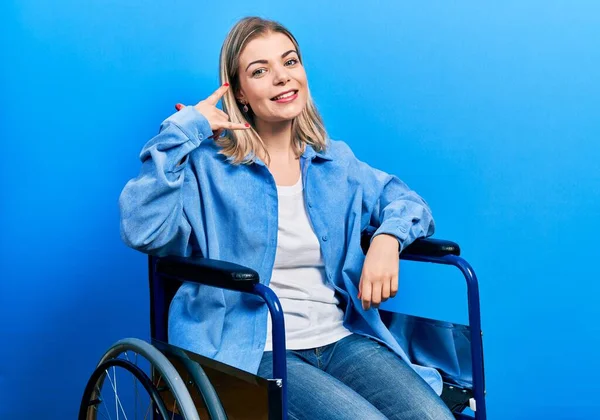 Güzel Beyaz Kadın Tekerlekli Sandalyede Oturmuş Gülümsüyor Telefonla Parmak Hareketleri — Stok fotoğraf