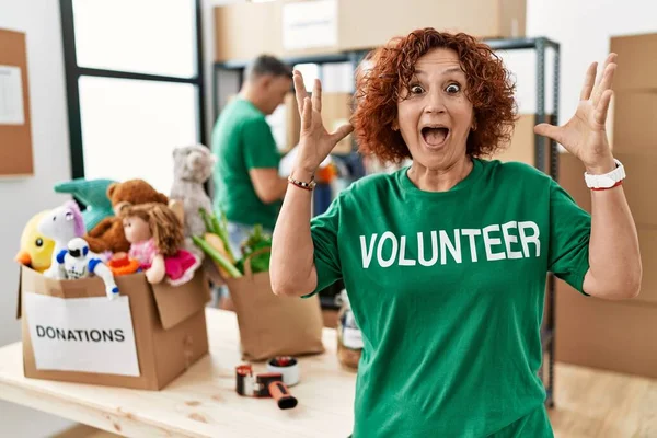 Bağışta Gönüllü Tişört Giyen Orta Yaşlı Kadın Çılgınca Kutlama Yapıyor — Stok fotoğraf
