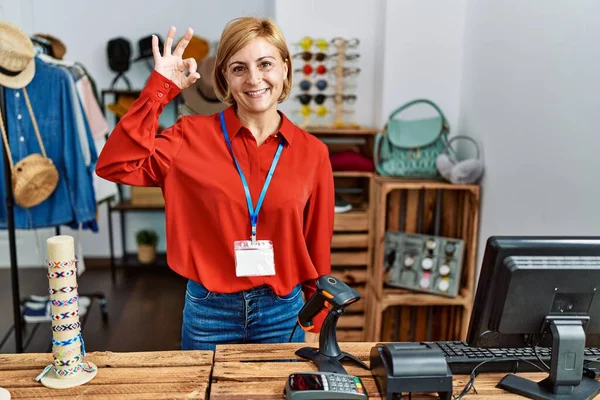 Mulher Loira Meia Idade Trabalhando Como Gerente Boutique Varejo Sorrindo — Fotografia de Stock