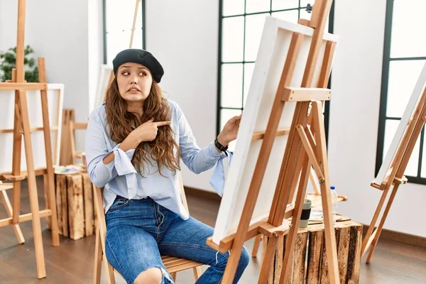 Jeune Artiste Hispanique Femme Peinture Sur Toile Atelier Art Pointant — Photo