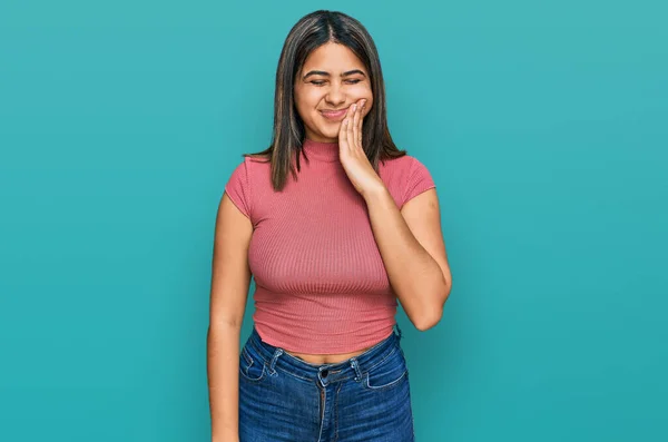 Chica Hispana Joven Que Usa Una Camiseta Casual Tocando Boca —  Fotos de Stock