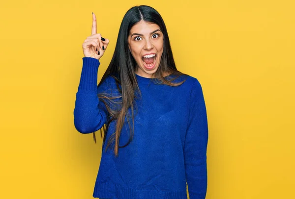 Jonge Latijns Amerikaanse Vrouw Draagt Casual Kleding Wijzen Vinger Omhoog — Stockfoto