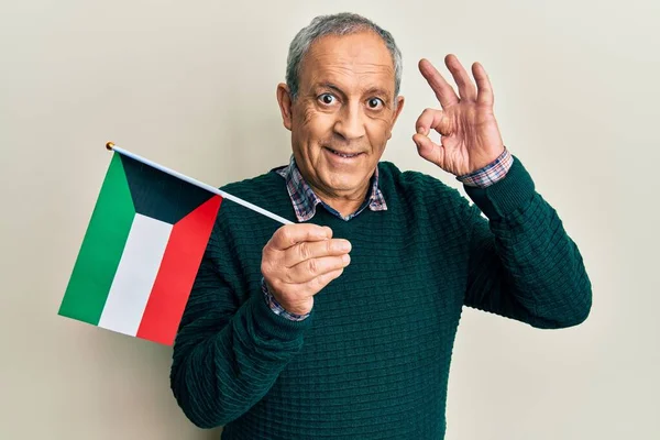Schöner Älterer Mann Mit Grauen Haaren Der Die Kuwaitische Fahne — Stockfoto