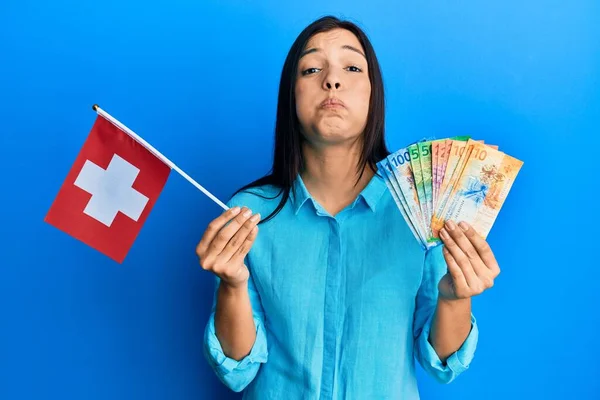 Mladá Latinská Žena Držící Švýcarskou Vlajku Frankové Bankovky Legračním Obličejem — Stock fotografie