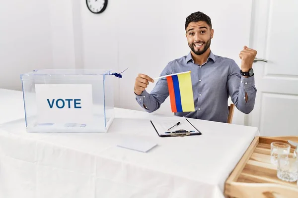 Jovem Homem Bonito Com Barba Eleição Campanha Política Segurando Bandeira — Fotografia de Stock