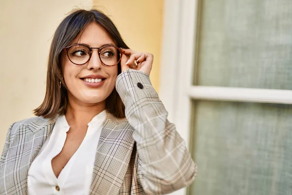 Ung Latinamerikansk Affärskvinna Ler Glada Hålla Glasögon Staden — Stockfoto