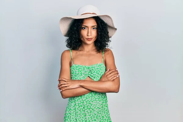 Menina Latina Usando Chapéu Verão Cético Nervoso Desaprovando Expressão Rosto — Fotografia de Stock