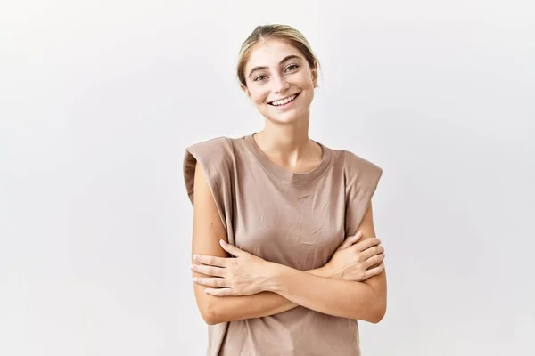 Mujer Rubia Joven Pie Sobre Fondo Aislado Cara Feliz Sonriendo — Foto de Stock