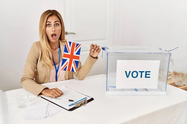 Rubia Hermosa Mujer Joven Las Elecciones Campaña Política Con Bandera — Foto de Stock