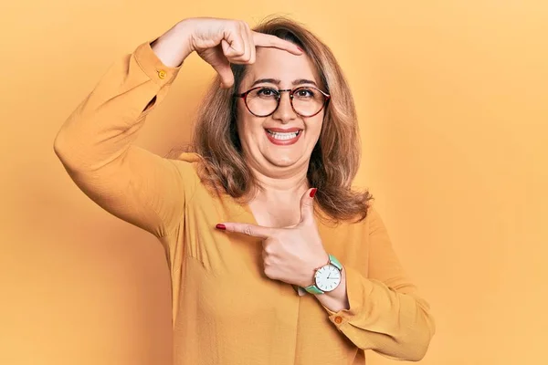 Mulher Caucasiana Meia Idade Vestindo Roupas Casuais Óculos Sorrindo Fazendo — Fotografia de Stock