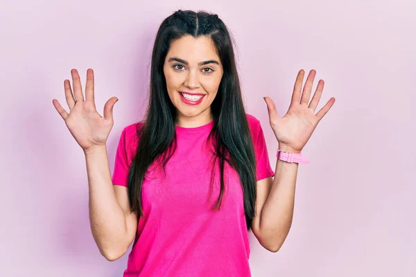 Молода Іспаномовна Дівчина Повсякденній Рожевій Сорочці Показує Вказує Пальцями Номер — стокове фото