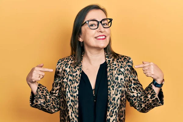 Mulher Hispânica Meia Idade Vestindo Roupas Negócios Óculos Olhando Confiante — Fotografia de Stock