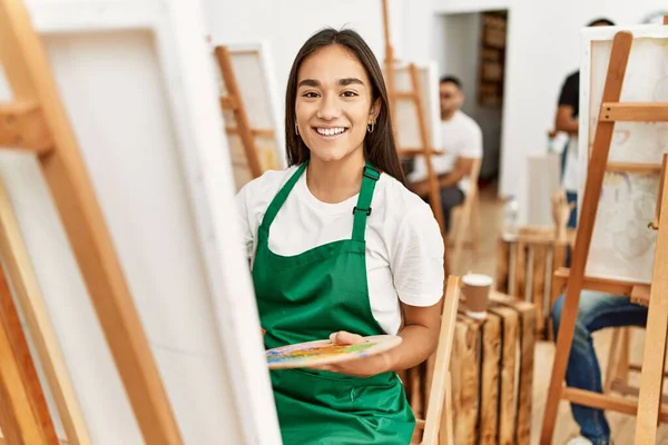 Giovane Donna Sorridente Disegno Felice Con Gruppo Persone Studio Arte — Foto Stock