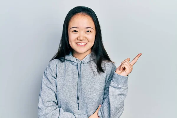 Joven Chica China Vistiendo Ropa Casual Sonriendo Feliz Señalando Con —  Fotos de Stock