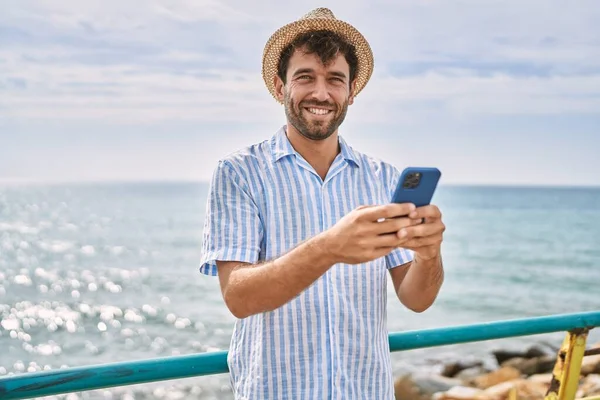 Genç Spanyol Adam Sahilde Akıllı Telefon Kullanarak Mutlu Bir Şekilde — Stok fotoğraf