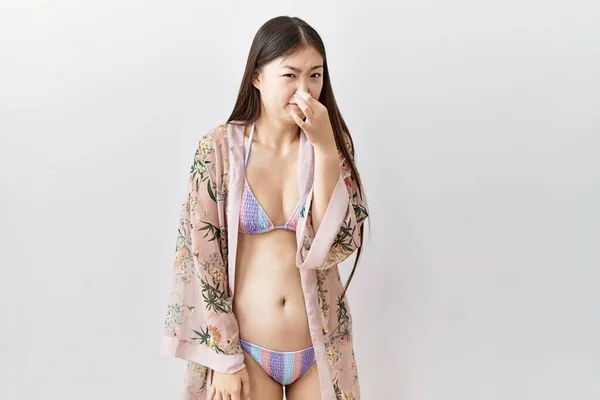 Young Asian Woman Wearing Bikini Floral Kimono Smelling Something Stinky — Stock Photo, Image