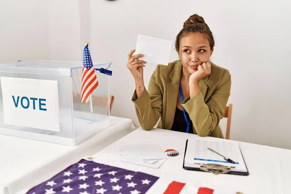 Hermosa Mujer Hispana Sosteniendo Sobre Votación Urnas Cara Seria Pensando —  Fotos de Stock