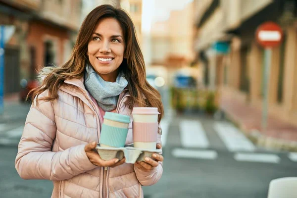 Joven Mujer Hispana Sonriendo Feliz Sosteniendo Tomar Café Ciudad — Foto de Stock