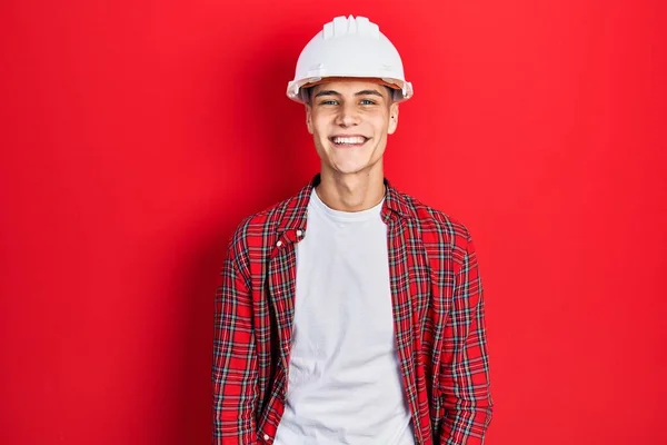 Jovem Hispânico Homem Vestindo Arquiteto Hardhat Olhar Positivo Feliz Sorrindo — Fotografia de Stock