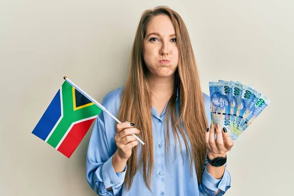 Νεαρή Ξανθιά Γυναίκα Νοτιοαφρικανική Σημαία Και Φουσκωμένα Μάγουλα Αστείο Πρόσωπο — Φωτογραφία Αρχείου
