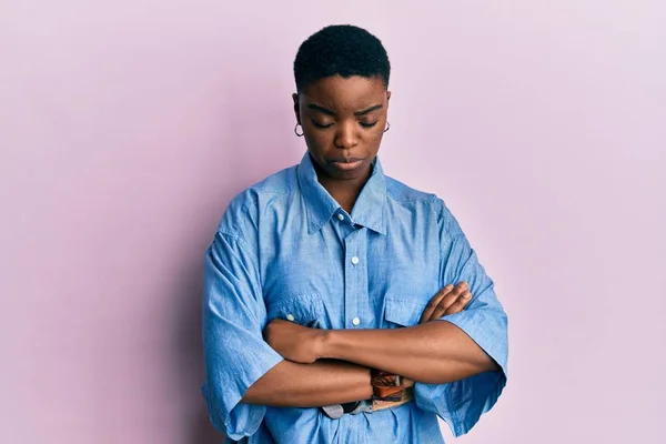 Mladá Afroameričanka Zkříženýma Rukama Sklíčeně Plakala Bála Úzkost Smutný Výraz — Stock fotografie