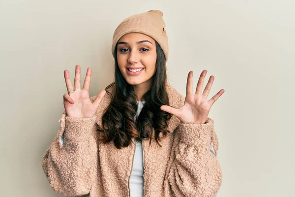 Mujer Hispana Joven Con Suéter Lana Sombrero Invierno Mostrando Señalando —  Fotos de Stock