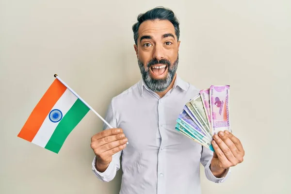 Orta Yaşlı Sakallı Kır Saçlı Elinde Hindistan Bayrağı Rupi Banknotları — Stok fotoğraf
