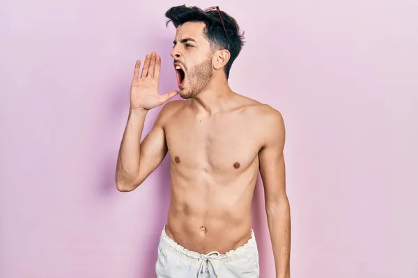 Joven Hombre Hispano Usando Trajes Baño Sin Camisa Gritando Gritando —  Fotos de Stock