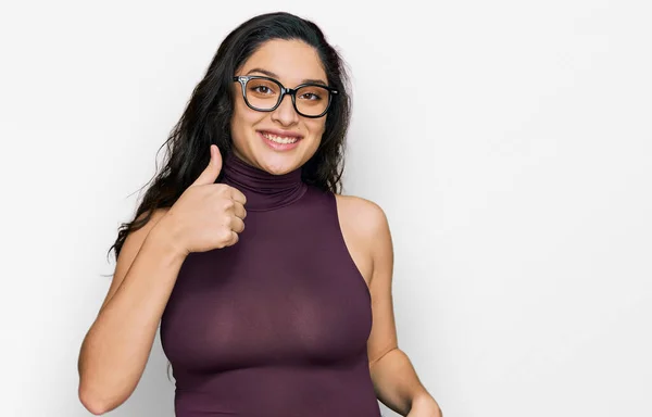 Esmer Gündelik Giysiler Gözlük Takan Genç Bir Kadın Mutlu Bir — Stok fotoğraf