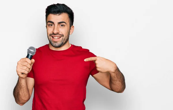 Hombre Hispano Con Barba Cantando Canción Usando Micrófono Apuntando Con — Foto de Stock