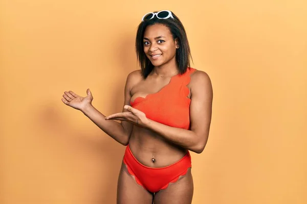 Bikini Giyen Afro Amerikalı Genç Bir Kız Gülümseyerek Içeri Girmeye — Stok fotoğraf