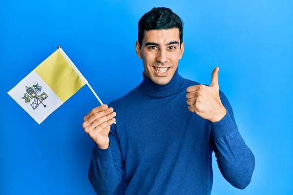 Snygg Hispanic Man Som Håller Vatikan Stad Flagga Ler Glad — Stockfoto