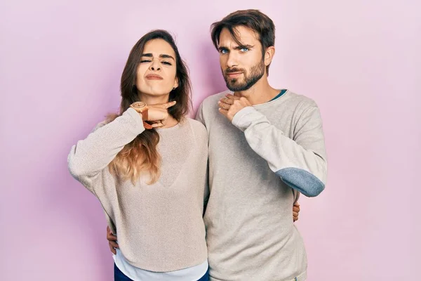 Junges Hispanisches Paar Lässiger Kleidung Schneidet Sich Mit Hand Als — Stockfoto