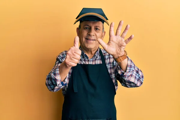 Hombre Mayor Guapo Con Pelo Gris Usando Máscara Protección Soldadura —  Fotos de Stock