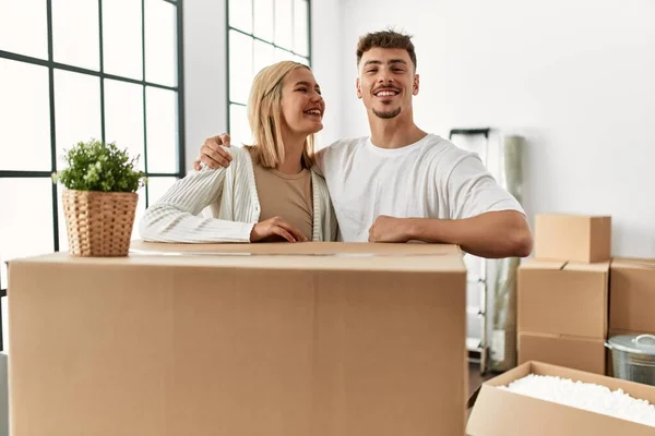 Young Caucasian Couple Smiling Happy Hugging Leaning Carboard Box New — Stock Photo, Image