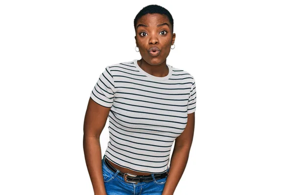 若いアフリカ系アメリカ人の女性は カジュアル服を着て恐怖と驚きのために口を開けて驚いて 不信の顔 — ストック写真