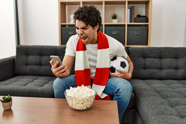 Giovane Uomo Ispanico Guardando Partita Calcio Squadra Supporto Casa — Foto Stock