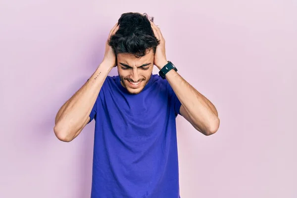 Spanyol Asıllı Genç Adam Günlük Tişört Giyiyor Baş Ağrısı Çekiyor — Stok fotoğraf