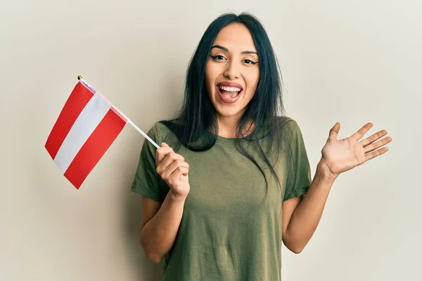 Junges Hispanisches Mädchen Mit Österreich Fahne Feiert Leistung Mit Glücklichem — Stockfoto