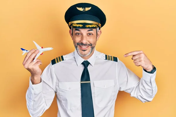 Stilig Medelålders Man Med Grått Hår Bär Flygplan Pilot Uniform — Stockfoto