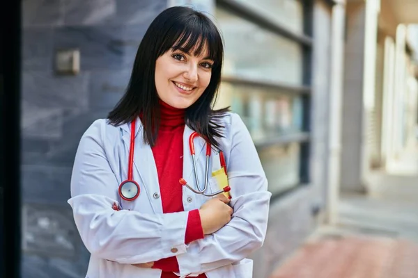 Mladá Brunetka Žena Nosí Lékařskou Uniformu Stetoskop Městě — Stock fotografie