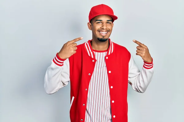 Jovem Afro Americano Vestindo Uniforme Beisebol Sorrindo Alegre Mostrando Apontando — Fotografia de Stock