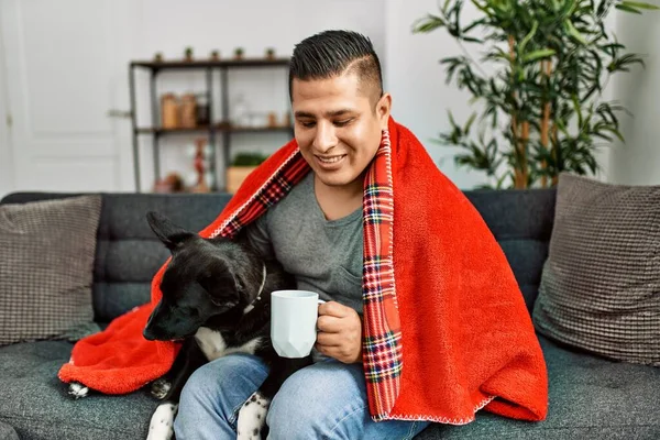 Jovem Hispânico Homem Cobrindo Com Cobertor Com Cão Beber Xícara — Fotografia de Stock
