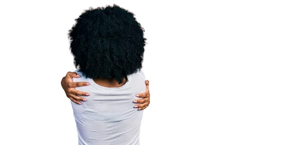 Joven Mujer Afroamericana Vistiendo Camiseta Blanca Casual Abrazándose Feliz Positivo — Foto de Stock