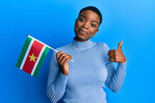 Ung Afrikansk Amerikansk Kvinna Håller Surinam Flagga Ler Glad Och — Stockfoto