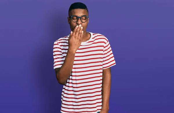 Joven Hombre Afroamericano Vistiendo Camiseta Casual Gafas Aburrido Bostezo Cansado —  Fotos de Stock